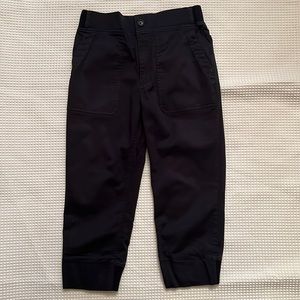 Uniqlo women black capri pants, pockets size small waist 26-27 inches